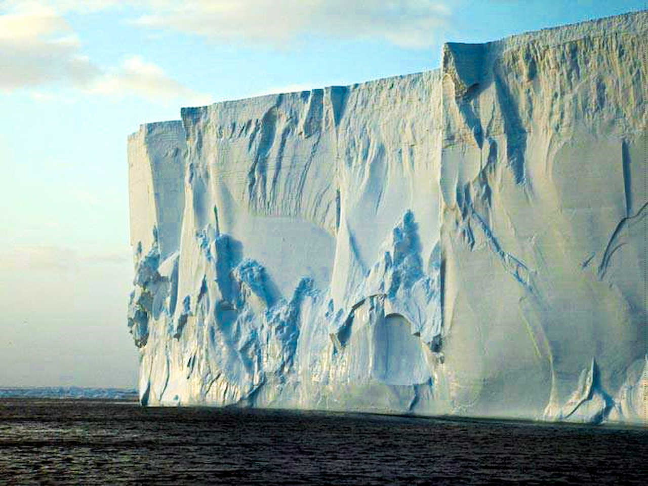 Ice stories. Самый большой в мире Айсберг b-15. Айсберг б 15. Ледник b15. Самый большой шельфовый ледник.